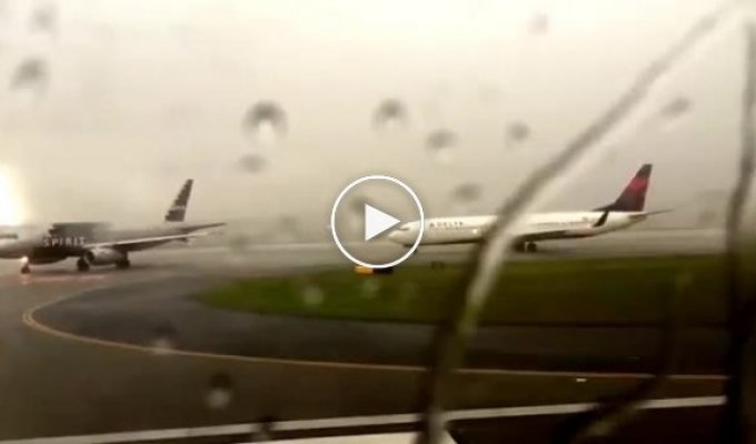 Молния ударила прямо в самолет
