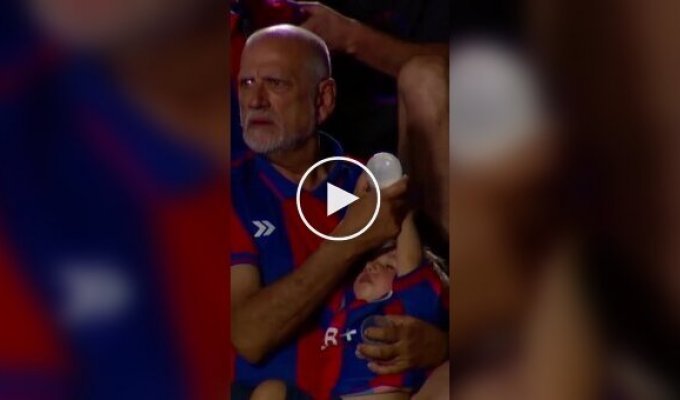 Футбольный болельщик слишком увлекся игрой