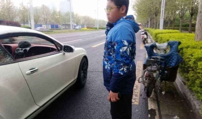 Китайский школьник на скутере врезался в Bentley (3 фото)