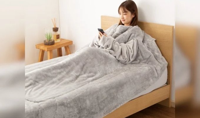 In Japan, they came up with a "blanket for a smartphone": why it "ruins people" (2 photos)