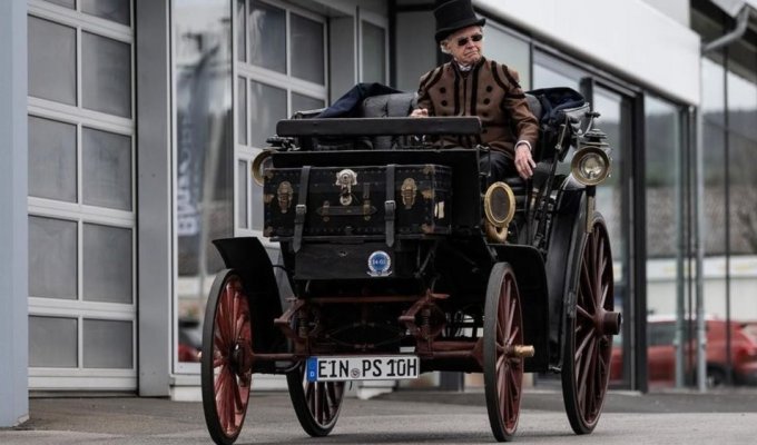 The oldest car in the world has successfully passed inspection (2 photos)