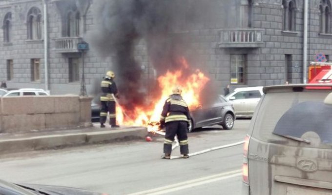 В Санкт-Петербурге у Мариинского театра сгорела BMW жены Сергея Шнурова (8 фото + 2 видео)