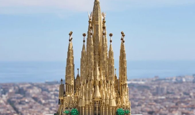 LEGO unveiled a giant Sagrada Familia cathedral made of 12,000 pieces (3 photos)