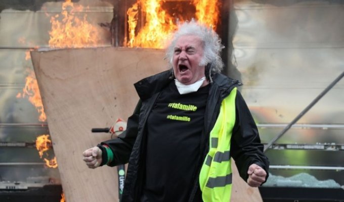 Фотожабы на фото орущий мужчина с протестов жёлтых жилетов во Франции (20 фото)
