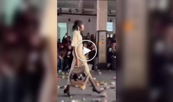 High fashion, we don’t understand: in Milan, spectators threw garbage at the model
