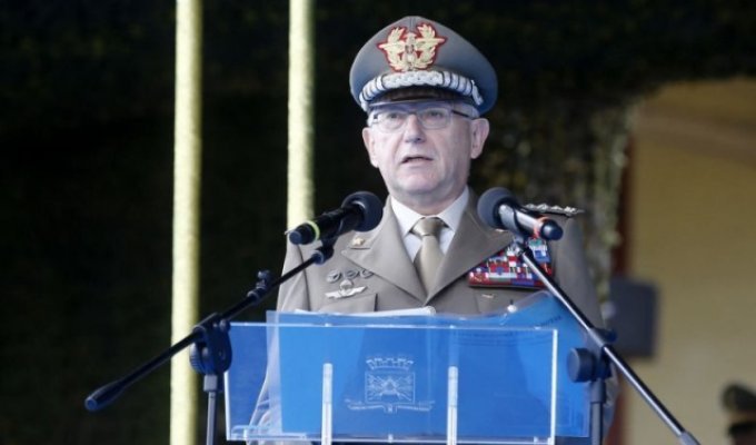 Председатель Военного комитета ЕС рассмешил пользователей сети (2 фото)