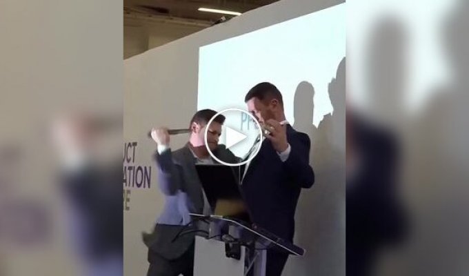 Проверка на прочность: гендиректор испытывает бронежилет от ножа на себе