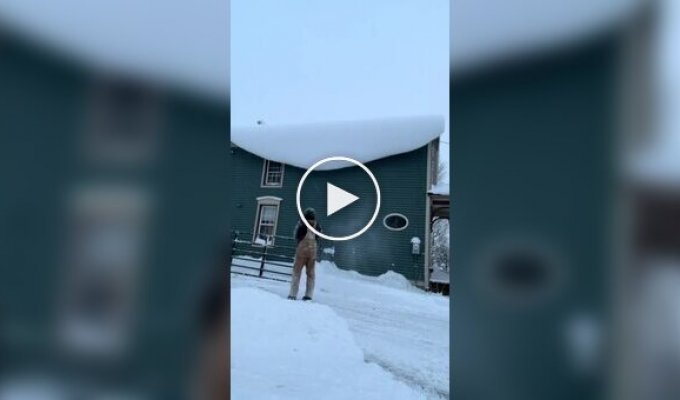 Невдалі спроби збити сніг із даху