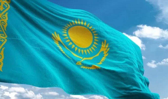 Флаг Казахстана признали самым красивым в мире (3 фото)