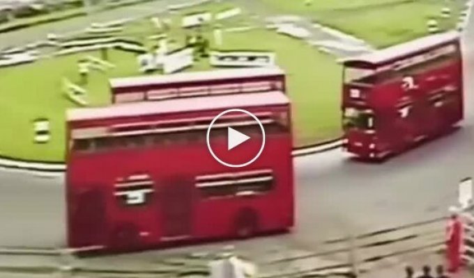 Гонка на двухэтажных автобусах