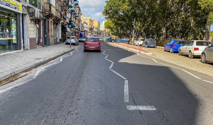 Strange road markings in Malta (5 photos)