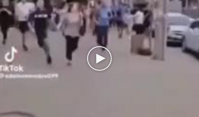Русские в Ростове бегут от беспилотника в воздухе в который начали стрелять