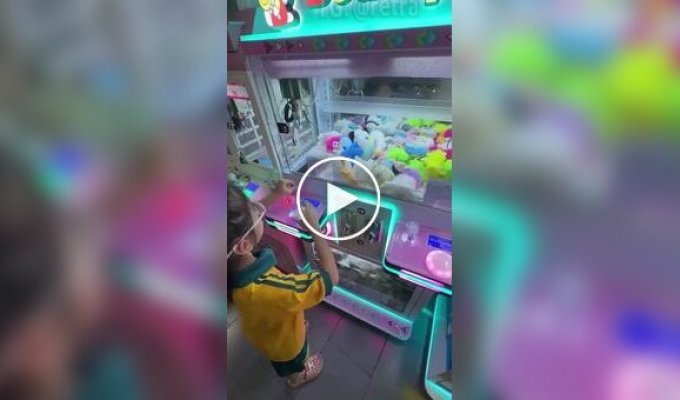 Девочка обманула игровой автомат