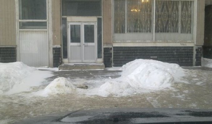Ограничители парковки из снега и льда (4 фото)