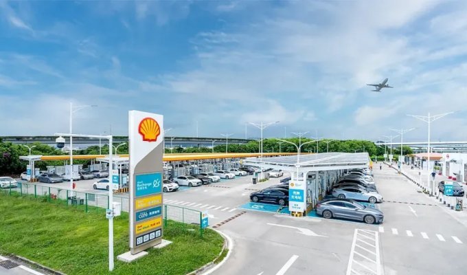 The world's largest charging station for electric cars (3 photos)
