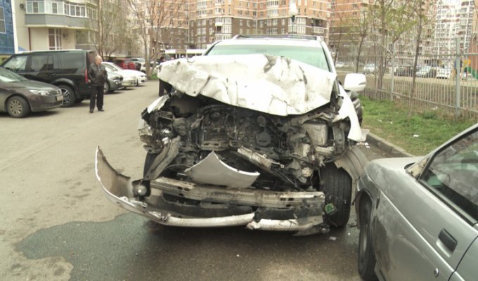 Пьяный водитель разбил семь машин на парковке в Краснодаре (11 фото + 1 видео)
