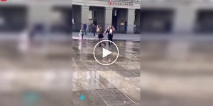 Бернский фонтан шутит с прохожими: струя воды попала прямо под юбку