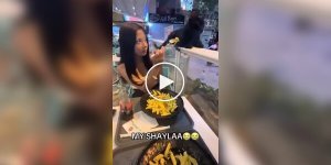 A cat taught a girl a lesson when she teased her with pasta in a restaurant