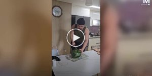 Попытка эффектно разрезать арбуз закончилась повреждением кухонного стола