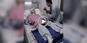 Чоловік щодня танцював для паралізованої дружини