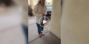 Глухая девушка впервые слышит голос своей лучшей подруги