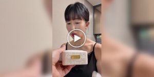 Женщина получила пикантный подарок