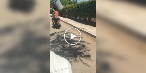 Шутник освежил приятелей