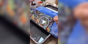 Девушка показала процесс реставрации старинной книги