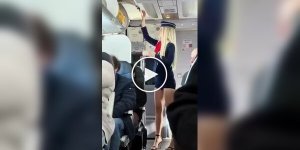 Эффектное появление: Девушка в форме стюардессы приковывает взгляды