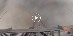 В США работяги поднимаются на башни высотой до 600 метров, чтобы поменять лампочку