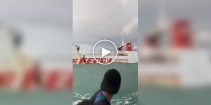 В Индонезии старый паром сломался пополам и затонул