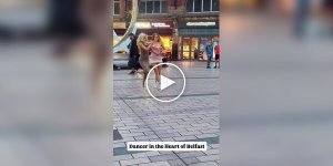Две девушки синхронно станцевали на площади под музыку уличного музыканта в Ирландии
