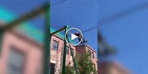 То, о чем мечтали дети во дворах: мужчина прокрутился на качелях вокруг оси
