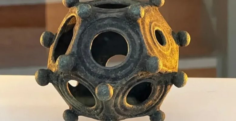 Археологи озадачены странным римским предметом, найденным в Англии (3 фото)