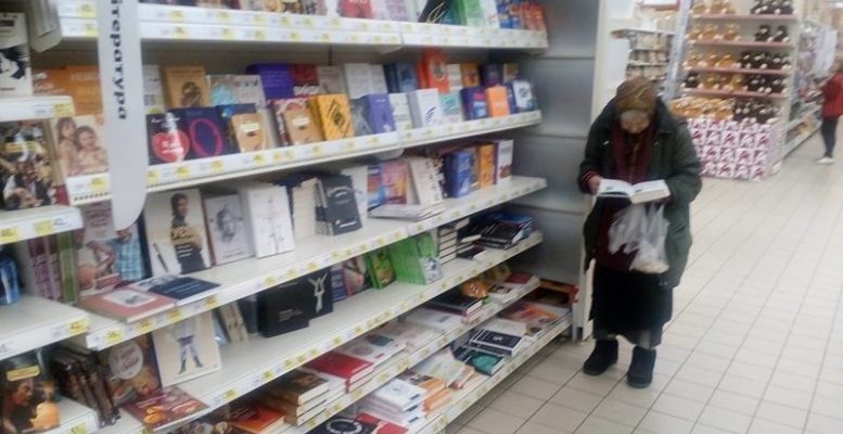 Для читающей бабушки в супермаркете поставили собственный диванчик (3 фото)