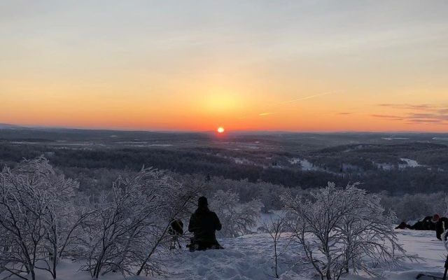 Жители Мурманска встретили первый рассвет после долгой полярной ночи (4 фото)
