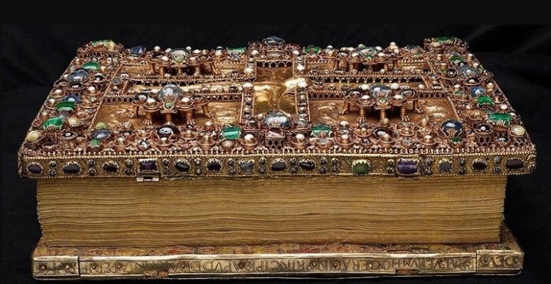 Самые роскошные средневековые рукописи (10 фото)