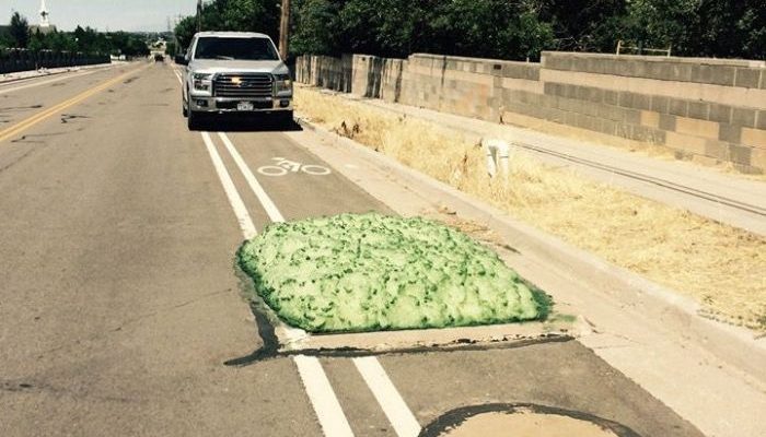 В штате Юта из канализации появилась загадочная зеленая пена (6 фото)