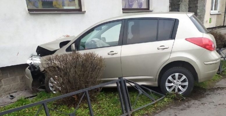 Автомобилистка въехала в стену дома, пытаясь совершить левый поворот (3 фото + 1 видео)