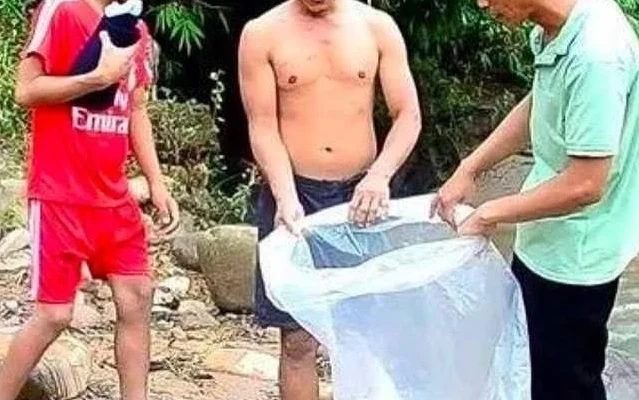 Во Вьетнаме родители отправляют детей в школу в полиэтиленовых пакетах (4 фото)