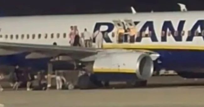 На Майорке пассажиры получили переломы из-за ложной пожарной тревоги (2 фото + 1 видео)