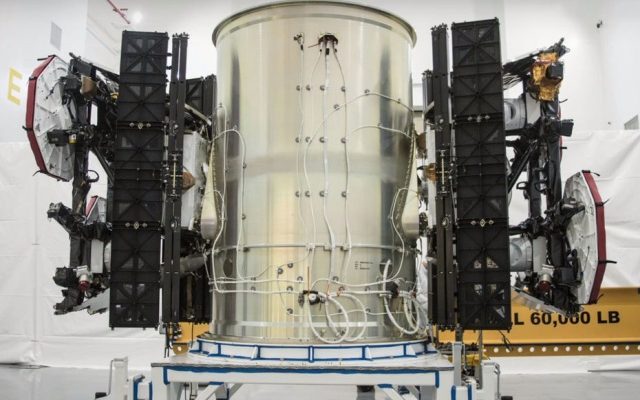 Илон Маск опубликовал снимки обтекателя Falcon, в котором находятся 60 спутников Starlink (3 фото)