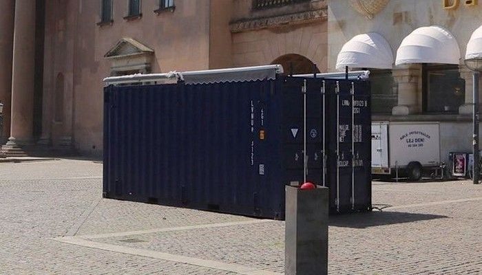 Загадочный контейнер посреди людного места (4 фото)