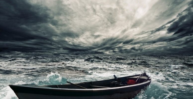 Люди, которых месяцами носило по морю (11 фото)