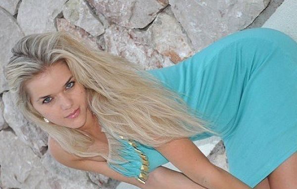 Отгадайте, что общего у этой девушки с футболом (27 фото) (эротика)