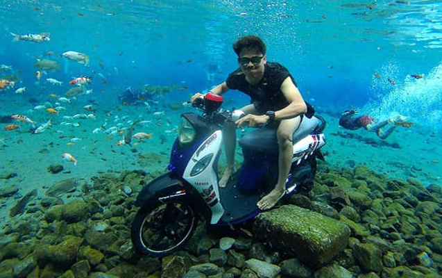 Почему на дне безупречного пруда в Индонезии стоит мотоцикл (8 фото)