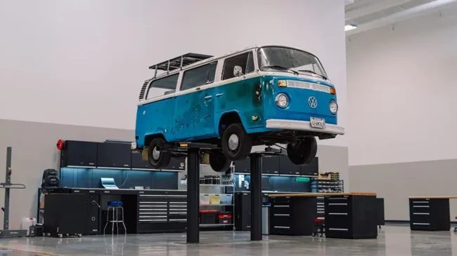 Volkswagen восстановит знаменитый микроавтобус переживший калифорнийский пожар (4 фото)