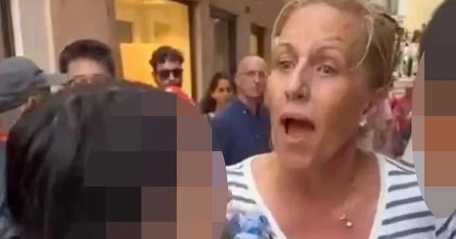 Американка схватила за волосы 14-летнюю воровку в Венеции (4 фото + 1 видео)