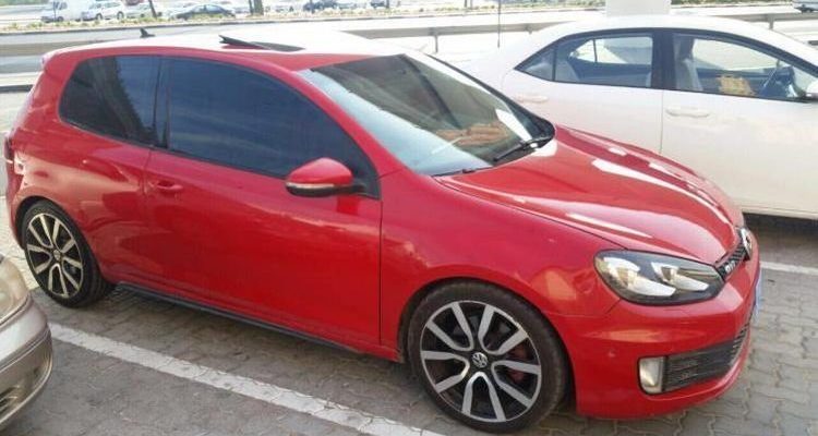 В Дубае британец попал в тюрьму за недовольное сообщение автодилеру (5 фото)