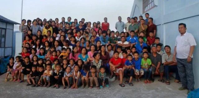 Индус стал главой самой большой семьи в мире: у него было 39 жён, 94 ребёнка и 33 внука (4 фото)